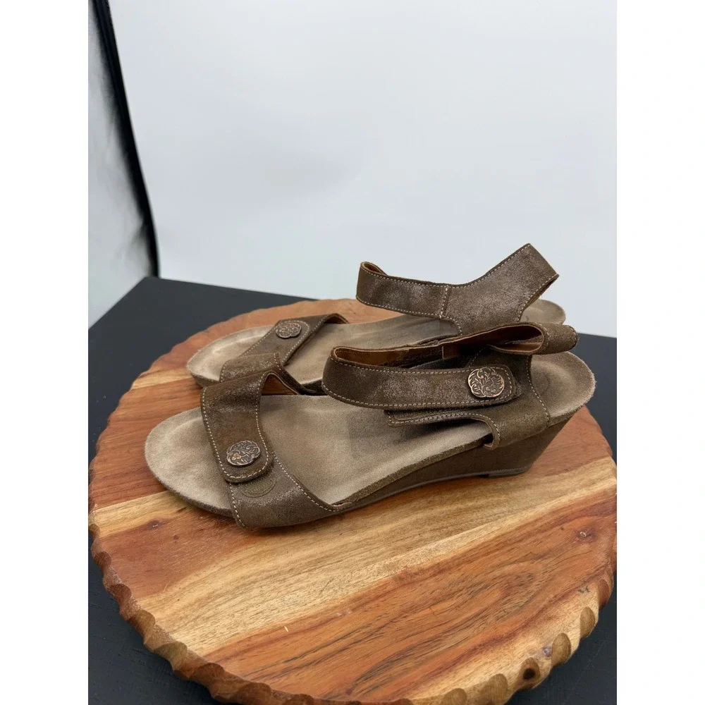 Taos Carousel Wedge Sandals sz 42 11 Brown Metallic Leather Medallion Strappy